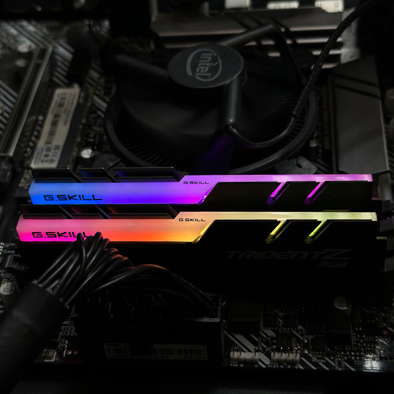 پک رم Trident Z RGB 16GB (8×2) DDR4 3000Mhz استوک در حد نو با گارانتی